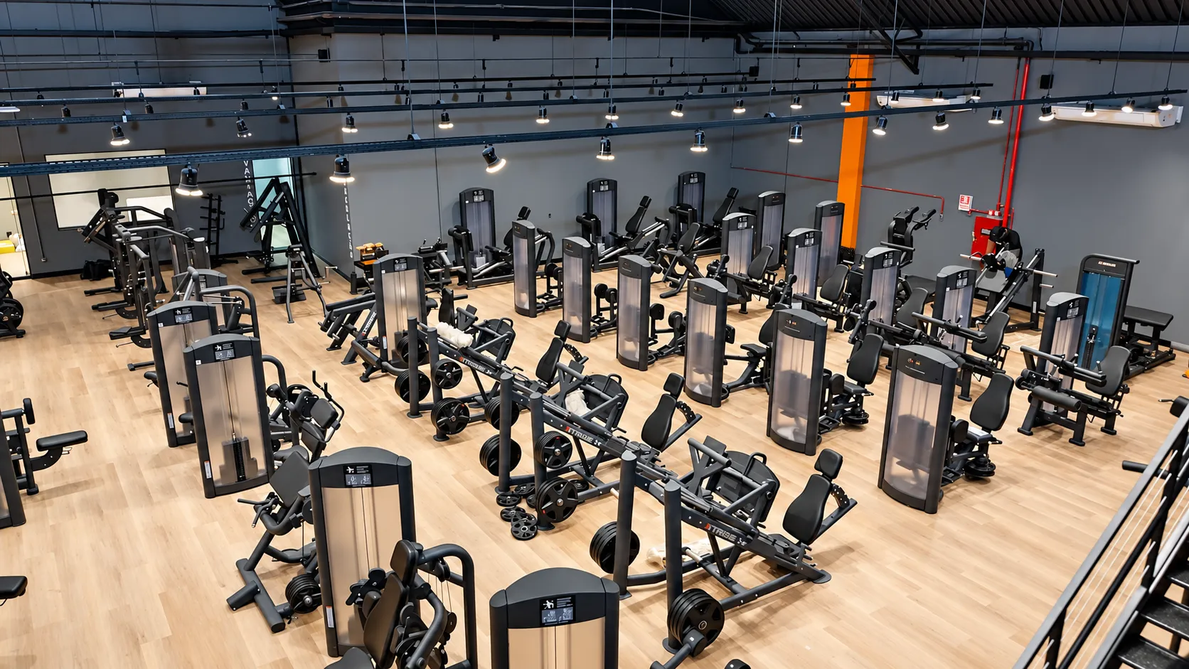 Salão de musculação amplo equipado com dezenas de máquinas