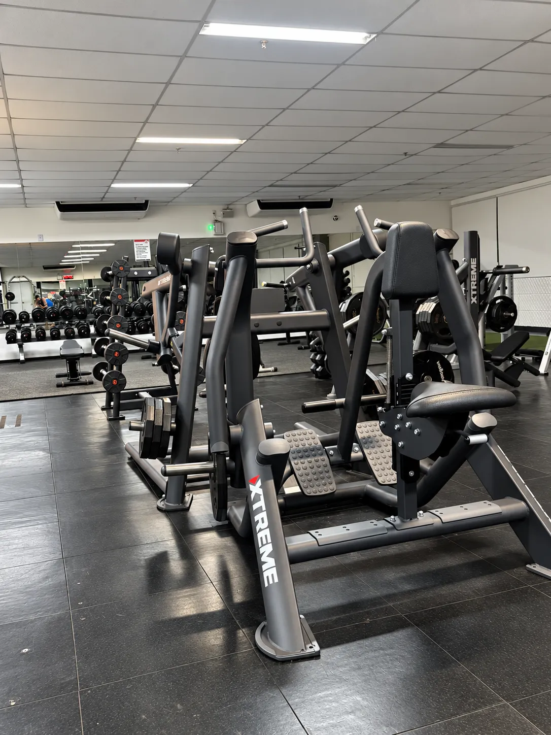 Máquinas de musculação instaladas em academia