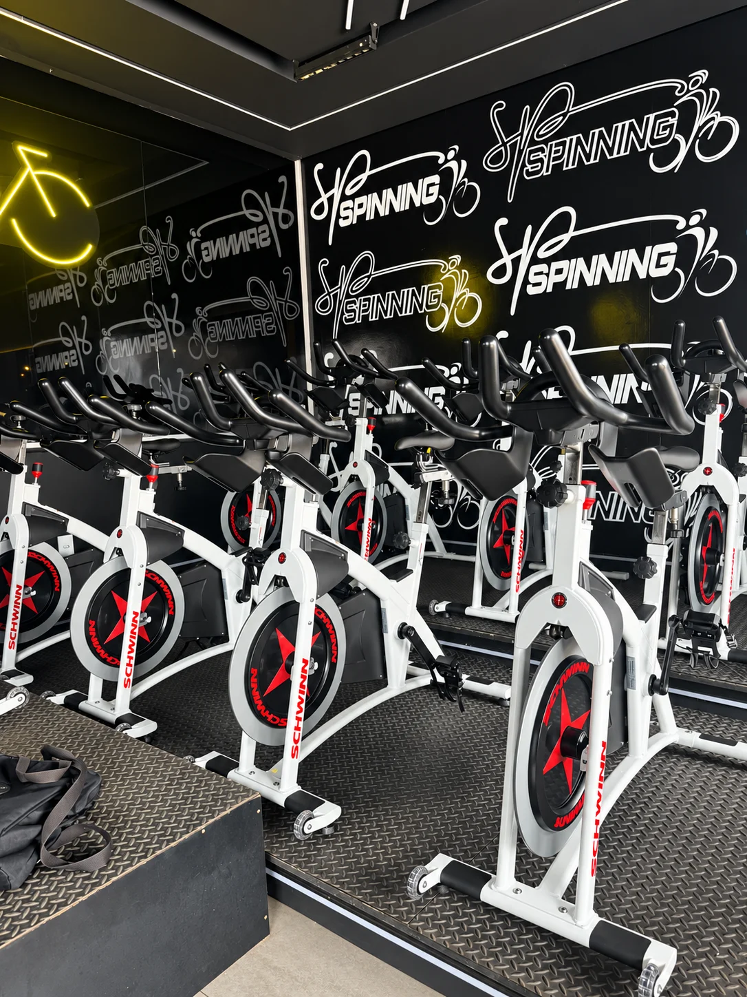 Sala de bike indoor com bicicletas Schwinn